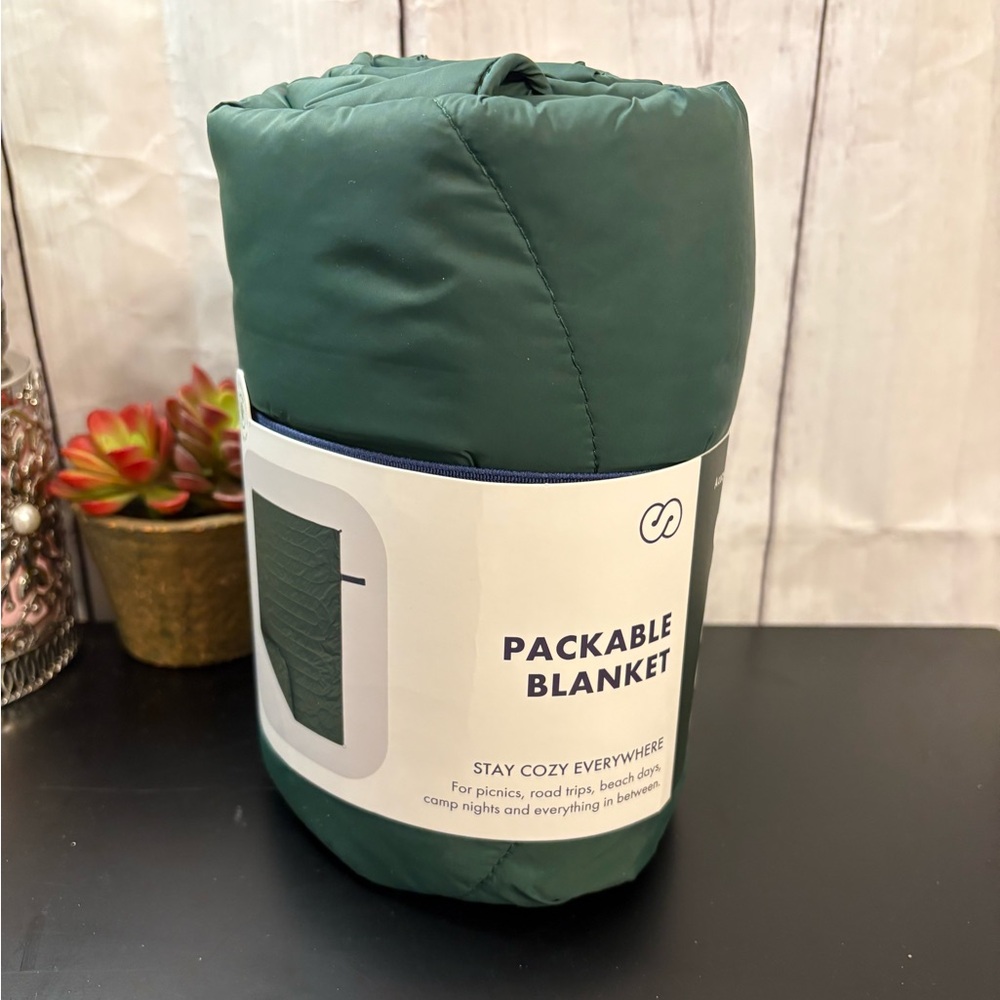 COPY - Huzi Infinity Packable Travel blanket - NWOT